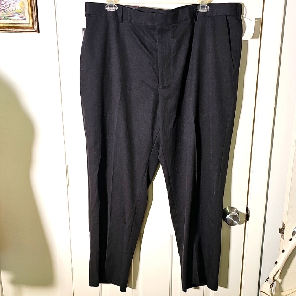 Van Heusen Men's Black Dress Pants. NWT. Natural Stretch.‎ 44 X 30